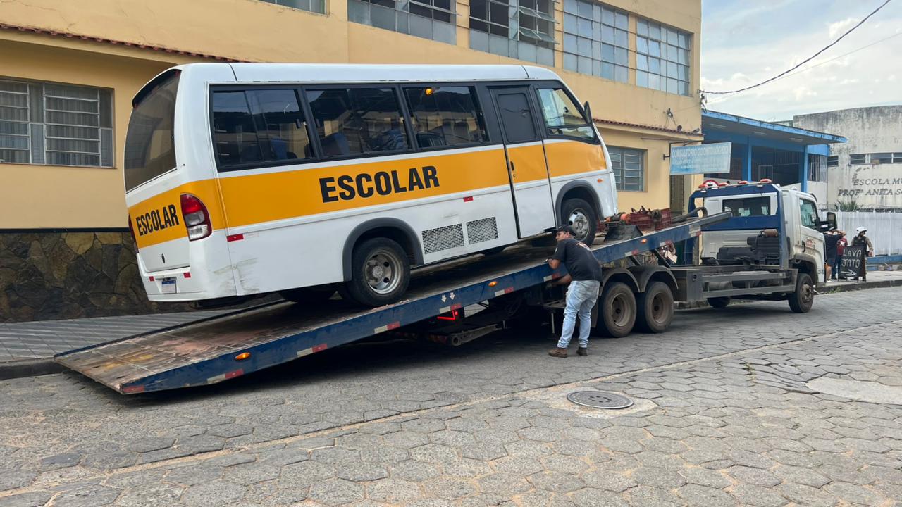 Vídeo: Polícia Militar realiza operação de fiscalização do transporte escolar em Santos Dumont
